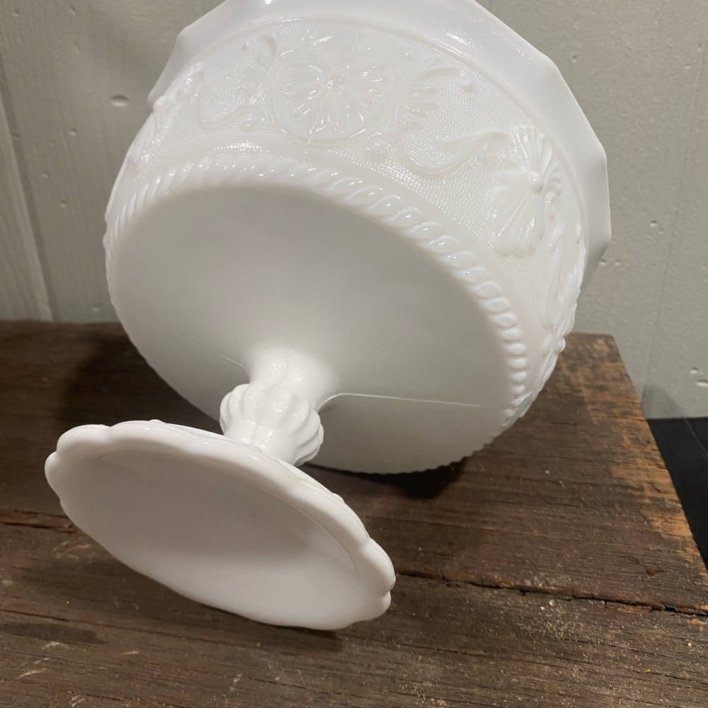 Elegant White Pedestal Bowl - Picture 3 of 4